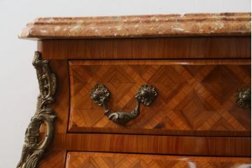 中古　イタリア製　天板大理石　真鍮金具付き　上品な佇まいとパーケットリーのデザインが魅力的なサイドチェスト(コモード、サイドテーブル、引き出し)(R-072643)