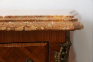 中古　イタリア製　天板大理石　真鍮金具付き　上品な佇まいとパーケットリーのデザインが魅力的なサイドチェスト(コモード、サイドテーブル、引き出し)(R-072643)