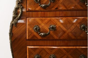 中古　イタリア製　天板大理石　真鍮金具付き　上品な佇まいとパーケットリーのデザインが魅力的なサイドチェスト(コモード、サイドテーブル、引き出し)(R-072643)