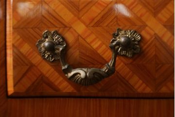 中古　イタリア製　天板大理石　真鍮金具付き　上品な佇まいとパーケットリーのデザインが魅力的なサイドチェスト(コモード、サイドテーブル、引き出し)(R-072643)