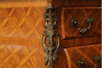 中古　イタリア製　天板大理石　真鍮金具付き　上品な佇まいとパーケットリーのデザインが魅力的なサイドチェスト(コモード、サイドテーブル、引き出し)(R-072643)