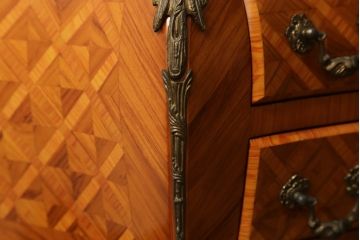 中古　イタリア製　天板大理石　真鍮金具付き　上品な佇まいとパーケットリーのデザインが魅力的なサイドチェスト(コモード、サイドテーブル、引き出し)(R-072643)