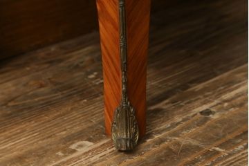 中古　イタリア製　天板大理石　真鍮金具付き　上品な佇まいとパーケットリーのデザインが魅力的なサイドチェスト(コモード、サイドテーブル、引き出し)(R-072643)