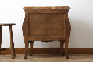 中古　イタリア製　天板大理石　真鍮金具付き　上品な佇まいとパーケットリーのデザインが魅力的なサイドチェスト(コモード、サイドテーブル、引き出し)(R-072643)