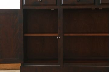 中古　北海道民芸家具　HM165K　高級感漂う上品な佇まいの食器棚(カップボード、キャビネット、収納棚、戸棚)(定価約43万円)(R-072645)