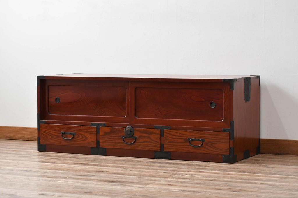 和製アンティーク　美品!!　前面欅(ケヤキ)材　美しい漆塗りが魅力の東北時代箪笥ローボード　(R-072648)