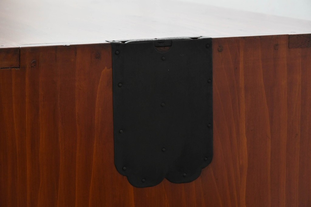 和製アンティーク　美品!!　前面欅(ケヤキ)材　美しい漆塗りが魅力の東北時代箪笥ローボード　(R-072648)