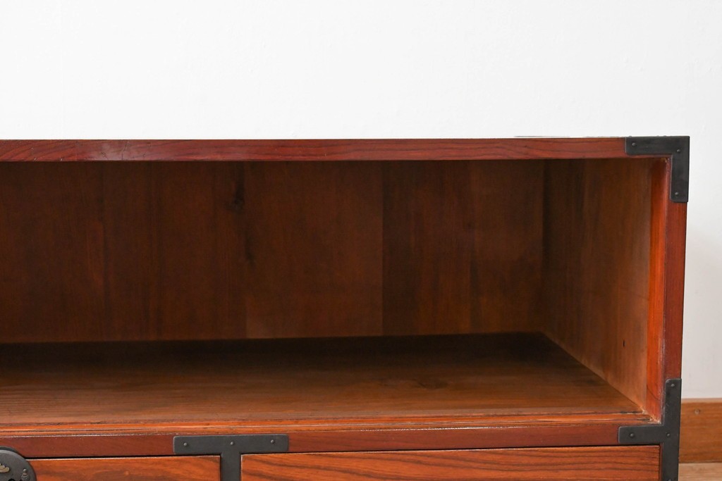 和製アンティーク　美品!!　前面欅(ケヤキ)材　美しい漆塗りが魅力の東北時代箪笥ローボード　(R-072648)