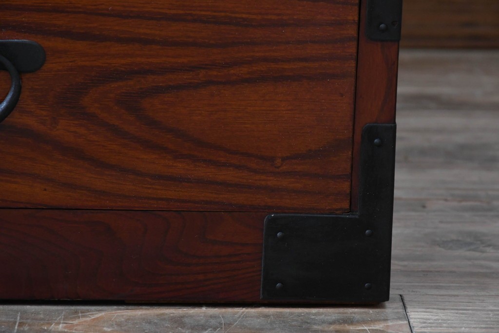 和製アンティーク　美品!!　前面欅(ケヤキ)材　美しい漆塗りが魅力の東北時代箪笥ローボード　(R-072648)