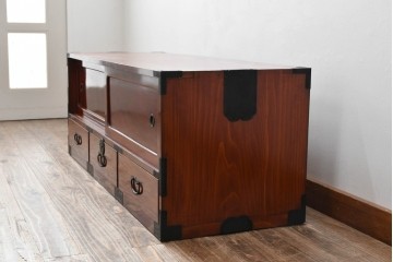 和製アンティーク　美品!!　前面欅(ケヤキ)材　美しい漆塗りが魅力の東北時代箪笥ローボード　(R-072648)