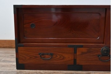 和製アンティーク　美品!!　前面欅(ケヤキ)材　美しい漆塗りが魅力の東北時代箪笥ローボード　(R-072648)