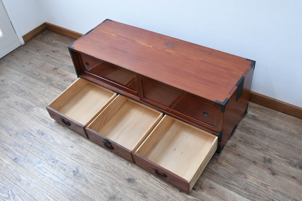 和製アンティーク　美品!!　前面欅(ケヤキ)材　美しい漆塗りが魅力の東北時代箪笥ローボード　(R-072648)