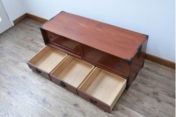 和製アンティーク　美品!!　前面欅(ケヤキ)材　美しい漆塗りが魅力の東北時代箪笥ローボード　(R-072648)