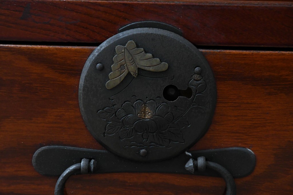 和製アンティーク　美品!!　前面欅(ケヤキ)材　美しい漆塗りが魅力の東北時代箪笥ローボード　(R-072648)