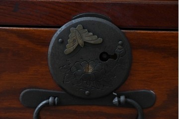 和製アンティーク　美品!!　前面欅(ケヤキ)材　美しい漆塗りが魅力の東北時代箪笥ローボード　(R-072648)