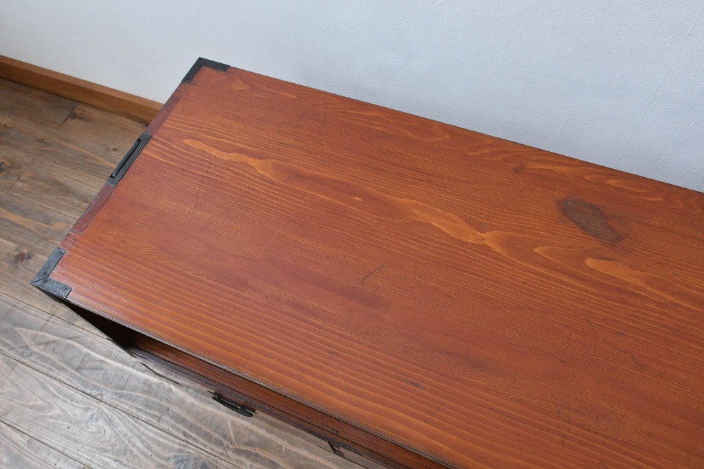 和製アンティーク　美品!!　前面欅(ケヤキ)材　美しい漆塗りが魅力の東北時代箪笥ローボード　(R-072648)