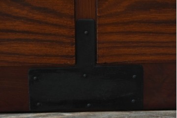 和製アンティーク　美品!!　前面欅(ケヤキ)材　美しい漆塗りが魅力の東北時代箪笥ローボード　(R-072648)