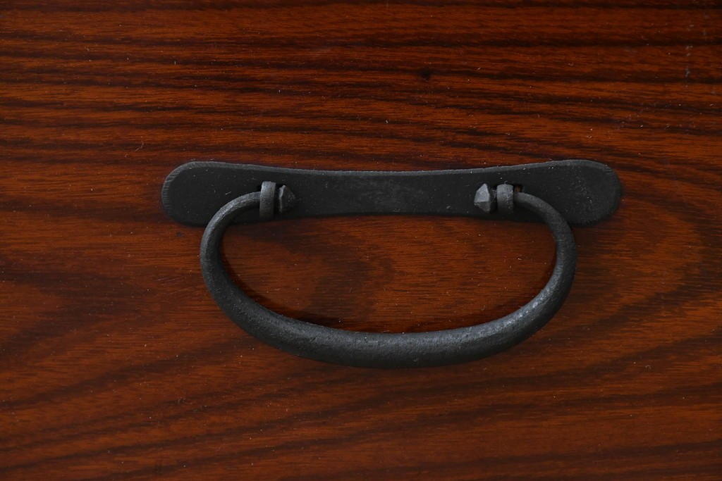 和製アンティーク　美品!!　前面欅(ケヤキ)材　美しい漆塗りが魅力の東北時代箪笥ローボード　(R-072648)