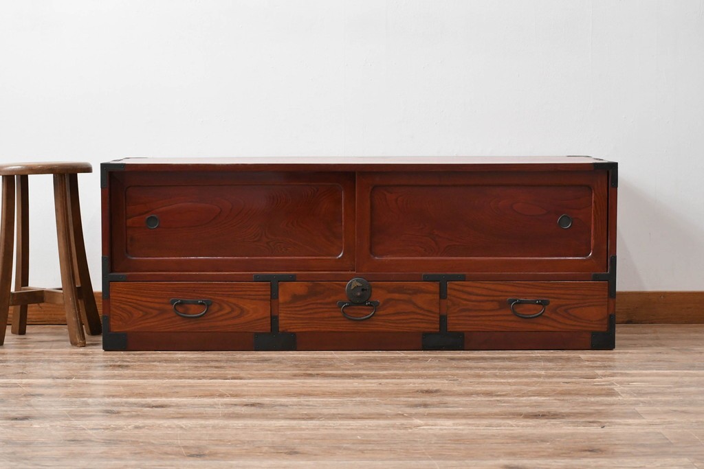 和製アンティーク　美品!!　前面欅(ケヤキ)材　美しい漆塗りが魅力の東北時代箪笥ローボード　(R-072648)