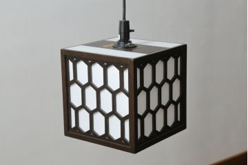 和製ビンテージ　希少な廃盤品!　松本民芸家具　和モダンな空間を演出する亀甲型笠天井照明(吊り下げ照明、シェード、電笠、ペンダントライト、ヴィンテージ)(R-072651)