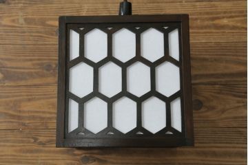 和製ビンテージ　希少な廃盤品!　松本民芸家具　和モダンな空間を演出する亀甲型笠天井照明(吊り下げ照明、シェード、電笠、ペンダントライト、ヴィンテージ)(R-072651)