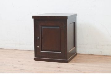 中古　民芸家具　クラシカルなデザインがおしゃれな鍵付きの小さなサイドキャビネット(収納棚、戸棚、小物収納)(R-072658)