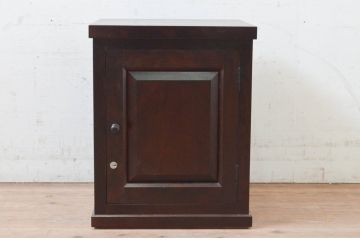 中古　民芸家具　クラシカルなデザインがおしゃれな鍵付きの小さなサイドキャビネット(収納棚、戸棚、小物収納)(R-072658)