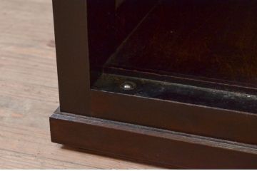 中古　民芸家具　クラシカルなデザインがおしゃれな鍵付きの小さなサイドキャビネット(収納棚、戸棚、小物収納)(R-072658)