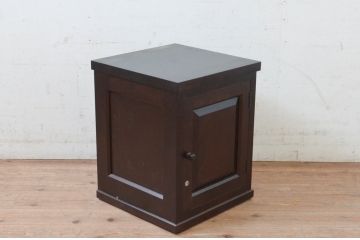 中古　民芸家具　クラシカルなデザインがおしゃれな鍵付きの小さなサイドキャビネット(収納棚、戸棚、小物収納)(R-072658)