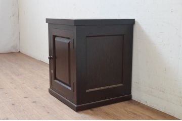 中古　民芸家具　クラシカルなデザインがおしゃれな鍵付きの小さなサイドキャビネット(収納棚、戸棚、小物収納)(R-072658)