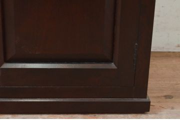 中古　民芸家具　クラシカルなデザインがおしゃれな鍵付きの小さなサイドキャビネット(収納棚、戸棚、小物収納)(R-072658)