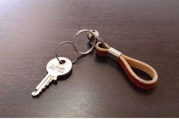 中古　民芸家具　クラシカルなデザインがおしゃれな鍵付きの小さなサイドキャビネット(収納棚、戸棚、小物収納)(R-072658)