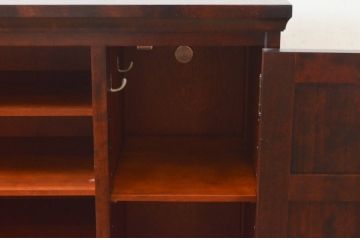 中古　美品　希少な廃盤品　北海道民芸家具　シックなデザインの脚付き下駄箱(サイドボード、玄関棚、収納棚、戸棚)(R-072659)