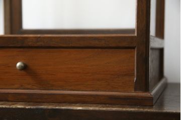 和製アンティーク　レトロな雰囲気が魅力的な引き出し付き卓上ガラスケース(Gケース、ショーケース、陳列棚、飾り棚、収納棚、店舗什器)(R-072660)