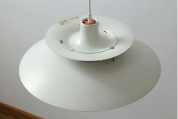 中古　デンマーク　北欧デザイン　YAMAGIWA(ヤマギワ)　ルイスポールセン　PH5　クラシック　宇宙船のような個性的なデザインが目を引く天井照明(ペンダントライト、吊り下げ照明)(R-072664)