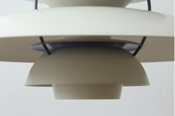 中古　デンマーク　北欧デザイン　YAMAGIWA(ヤマギワ)　ルイスポールセン　PH5　クラシック　宇宙船のような個性的なデザインが目を引く天井照明(ペンダントライト、吊り下げ照明)(R-072664)