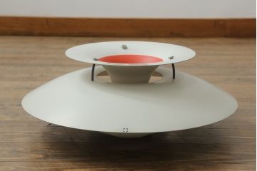 中古　デンマーク　北欧デザイン　YAMAGIWA(ヤマギワ)　ルイスポールセン　PH5　クラシック　宇宙船のような個性的なデザインが目を引く天井照明(ペンダントライト、吊り下げ照明)(R-072664)