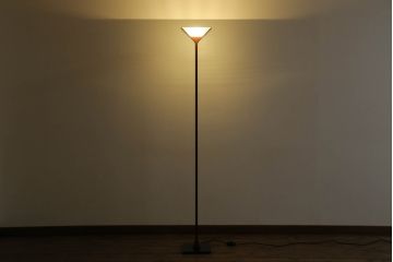 イタリアビンテージ　希少な廃盤品　FLOS(フロス)社　Papillona(パピローナ)　お部屋のアクセントにぴったりのシンプルでスタイリッシュなフロアライト(フロアランプ、スタンドライト、照明、間接照明、ヴィンテージ)(R-072671)