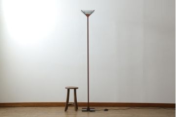 イタリアビンテージ　希少な廃盤品　FLOS(フロス)社　Papillona(パピローナ)　お部屋のアクセントにぴったりのシンプルでスタイリッシュなフロアライト(フロアランプ、スタンドライト、照明、間接照明、ヴィンテージ)(R-072671)