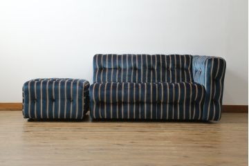 和製ビンテージ　レトロなストライプ柄の2人掛けソファとオットマンのセット(二人掛け、2P、スツール)(R-072687)