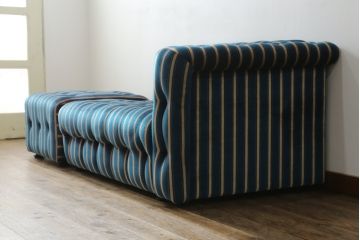 和製ビンテージ　レトロなストライプ柄の2人掛けソファとオットマンのセット(二人掛け、2P、スツール)(R-072687)