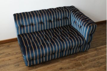 和製ビンテージ　レトロなストライプ柄の2人掛けソファとオットマンのセット(二人掛け、2P、スツール)(R-072687)