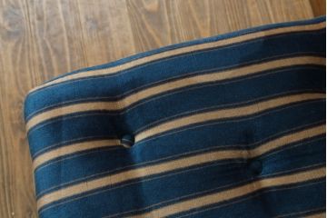 和製ビンテージ　レトロなストライプ柄の2人掛けソファとオットマンのセット(二人掛け、2P、スツール)(R-072687)