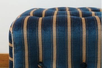 和製ビンテージ　レトロなストライプ柄の2人掛けソファとオットマンのセット(二人掛け、2P、スツール)(R-072687)