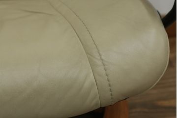 中古　EKORNES(エコーネス)　本革　ゆったりとしたくつろぎの時間におすすめのオットマン付きストレスレスチェア(リクライニングチェア、アームチェア、1人掛け、一人掛け、1P、レザー、北欧)(定価約35万円)(R-072694)