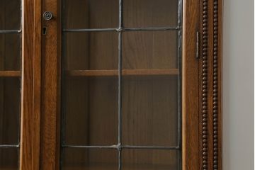 イギリスアンティーク　ステンドグラスが可愛らしいキャビネット(収納棚、戸棚、飾り棚、本箱、ブックケース、カップボード、英国)(R-072698)