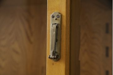 和製アンティーク　昭和レトロな雰囲気漂う二段重ね収納棚(ガラスケース、キャビネット、食器棚、飾り棚、戸棚、本箱、ブックケース)(R-072701)