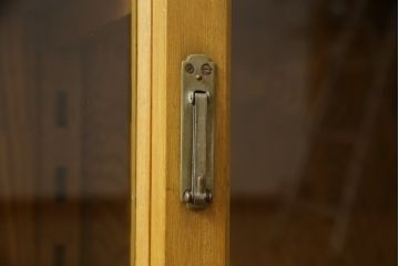 和製アンティーク　昭和レトロな雰囲気漂う二段重ね収納棚(ガラスケース、キャビネット、食器棚、飾り棚、戸棚、本箱、ブックケース)(R-072701)