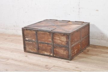和製アンティーク　総欅(ケヤキ)材　時の流れを感じる素朴な佇まいが魅力の金具付き時代箱(銭箱、銭函、船箪笥、舟箪笥、帳箱)(R-072704)