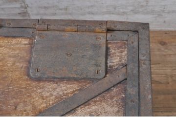 和製アンティーク　総欅(ケヤキ)材　時の流れを感じる素朴な佇まいが魅力の金具付き時代箱(銭箱、銭函、船箪笥、舟箪笥、帳箱)(R-072704)